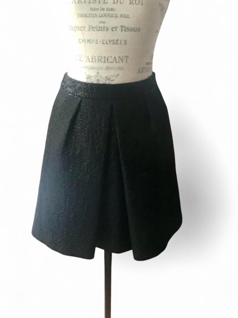 Tahari Shiny Black Skirt with Front Pleat Sz 2
